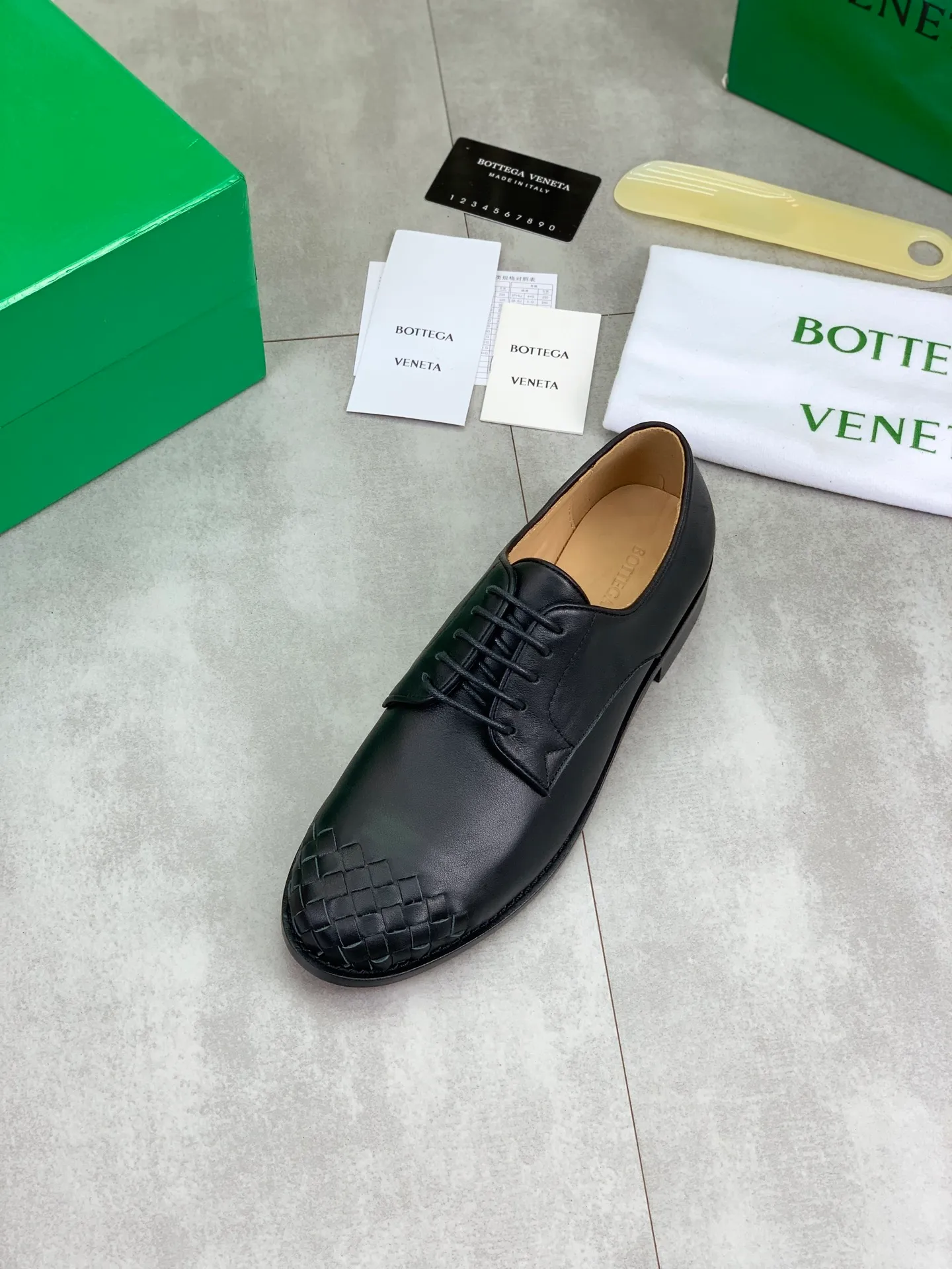 Factory price P860💰Top quality (genuine leather outsole series)💎💎💎 BOTTEGA VENETA official website synchronizes the latest model, top version of the highest version of BV business leather shoes in the market, accept material comparison, shoe type comparison, process comparison, practical and textured, versatile and suitable for any occasion, the more you look at it, the more flavorful it becomes. Pure hand-woven craftsmanship - upper material, imported original hand-woven calfskin - high-quality water-dyed cowhide inside - original private model customized handmade leather outsole -Size: female 35-39 (34 40 customized) male 39-44 (38 45 customized) Comes with original BV green box, complete packaging.